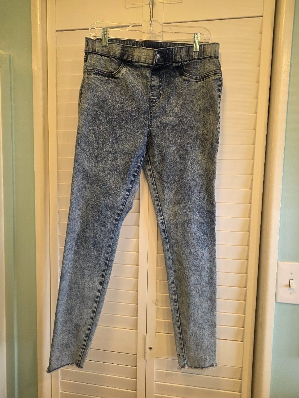 HUE women's acid wash lt.blue Jean jeggings L